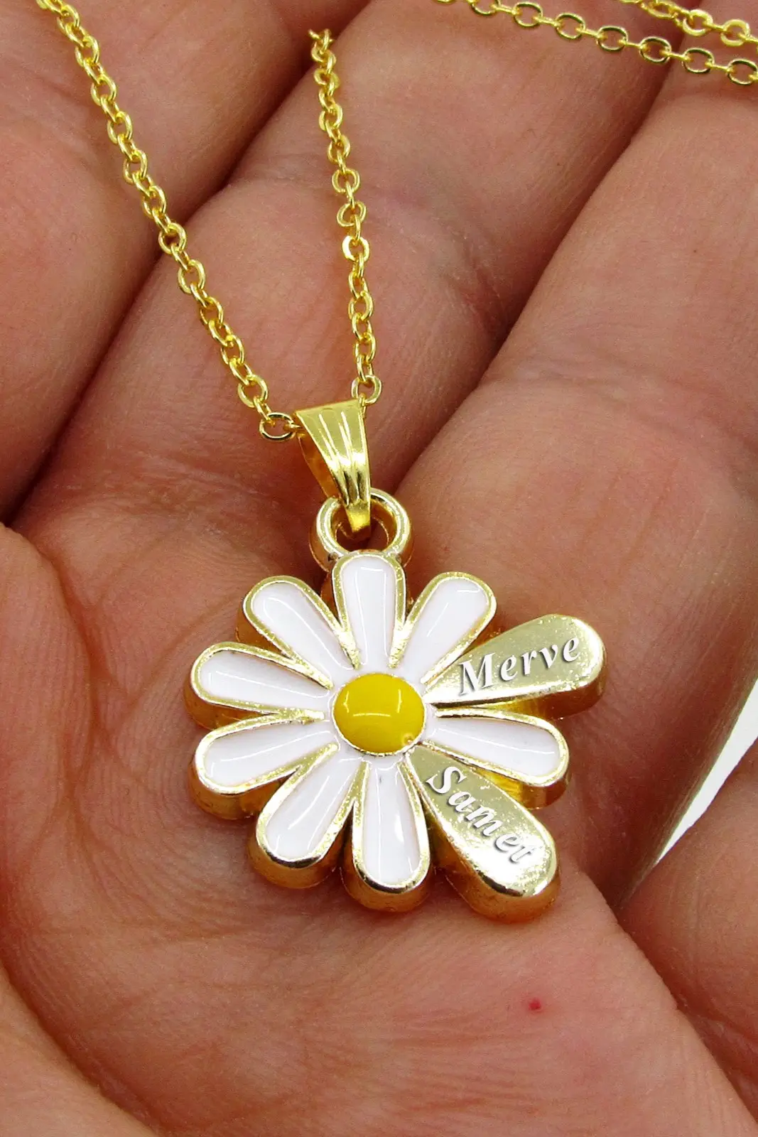 Kişiye Özel 2 İsimli Gold Renk Papatya Kolye bbk24